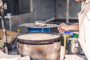 Bir adam içinde belgili tanımlık çarşı Çin mahallesini, Malezya bir pasta yemek pişiriyor. Sokak gıda.