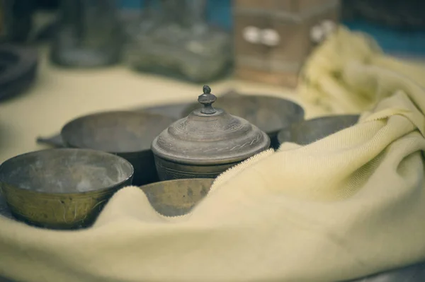 金属の旧式なギリシャの食器は、黄色のウール布で覆われました。ギリシャの食器と伝統 — ストック写真