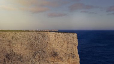 Atlantik Okyanusu ve kayalıklarla Sagres. Portekiz Algarve