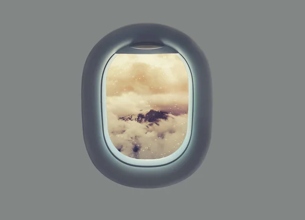 Paesaggio di montagne e nuvole dell'Alto Adige In Italia sul finestrino dell'aereo . — Foto Stock