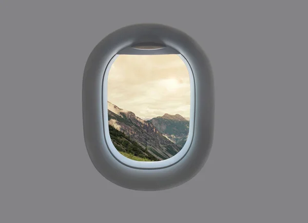 Paysage des montagnes lac et nuages du Tyrol du Sud En Italie dans la fenêtre de l'avion . — Photo