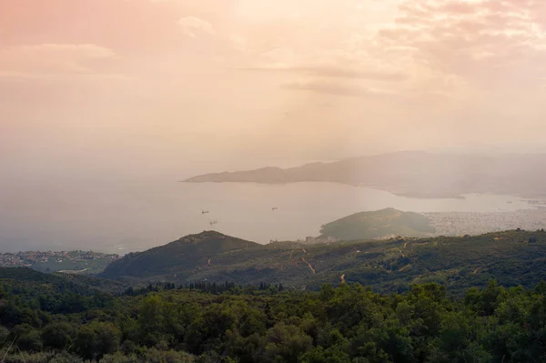 Панорама греческого города Волос на закате. Волос Греция. Вид с горы на Волос — стоковое фото