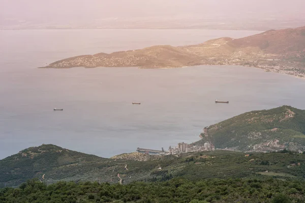 Панорама греческого города Волос на закате. Волос Греция. Вид с горы на Волос — стоковое фото