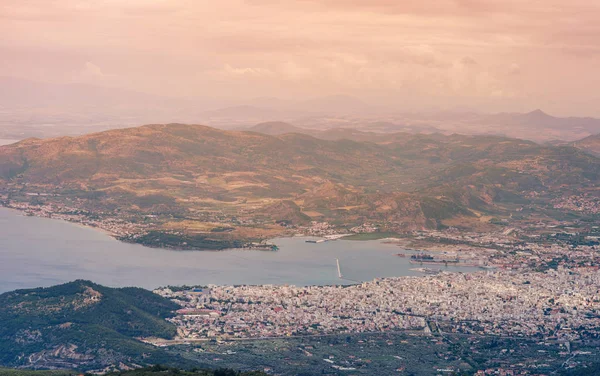 Panorama de la ciudad griega de Volos al atardecer. Volos Grecia. Vista desde la montaña en los Volos — Foto de Stock