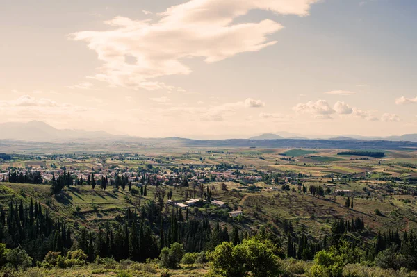 Panorama dos subúrbios da cidade grega de Atenas ao pôr do sol — Fotografia de Stock