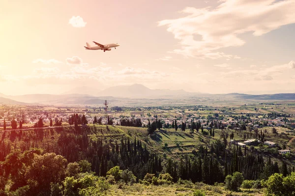 Panorama de los suburbios de la ciudad griega de Atenas con avión de aterrizaje al atardecer —  Fotos de Stock