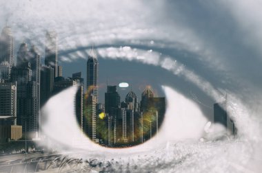 Kadın göz ve Dubai city Double exposure makro resmi