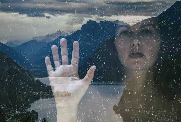 Двойное обнажение женской руки и лица и горы Италии — стоковое фото