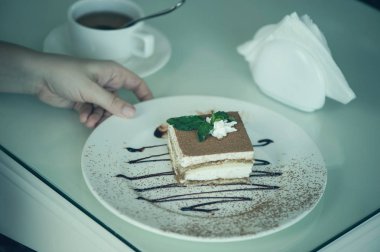 İtalyan tatlı tiramisu ile nane ile çay tablo.