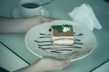 İtalyan tatlı tiramisu ile nane ile çay tablo.