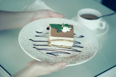 İtalyan tatlı tiramisu ile nane ile çay tablo.