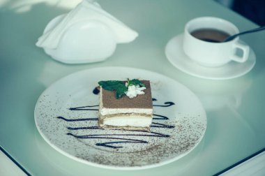 İtalyan tatlı tiramisu ile nane ile çay tablo.