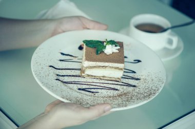 İtalyan tatlı tiramisu ile nane ile çay tablo.