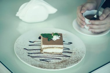 İtalyan tatlı tiramisu ile nane ile çay tablo.