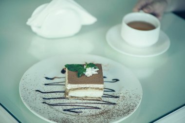 İtalyan tatlı tiramisu ile nane ile çay tablo.