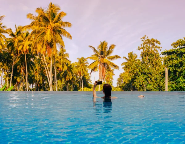 Mladá žena v bazénu na střeše na pozadí Seychely ostrov La Digue — Stock fotografie