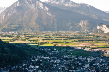 Panorama, şehir, Bad Ragaz batımında İsviçre Alpleri arka planı. Bad Ragaz İsviçre