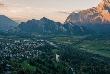 Panorama, şehir, Bad Ragaz batımında İsviçre Alpleri arka planı. Bad Ragaz İsviçre