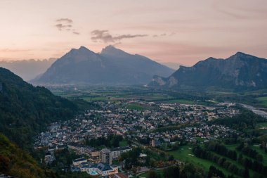 Panorama, şehir, Bad Ragaz batımında İsviçre Alpleri arka planı. Bad Ragaz İsviçre