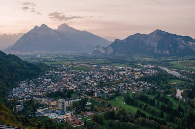 Panorama, şehir, Bad Ragaz batımında İsviçre Alpleri arka planı. Bad Ragaz İsviçre