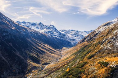 İsviçre Alpleri ve İsviçre Ulusal parc orman manzara. İsviçre Alpleri üzerinde sonbahar. Parc Naziunal Svizzer. Swiss Kanton Graubunden. Val Mstair Region