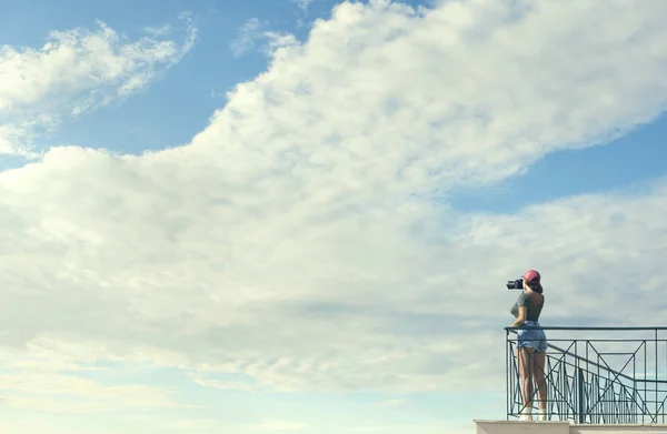 Une Photographe Dans Une Casquette Rouge Avec Appareil Photo Tient — Photo