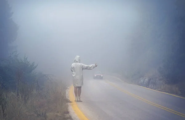 Mulher Nova Uma Capa Chuva Estrada Nevoeiro Viagem Mulheres Capa — Fotografia de Stock
