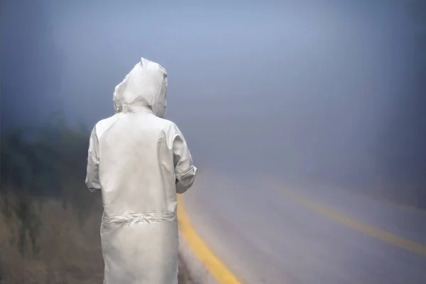 Jeune Femme Imperméable Sur Route Dans Brouillard Voyage Des Femmes — Photo