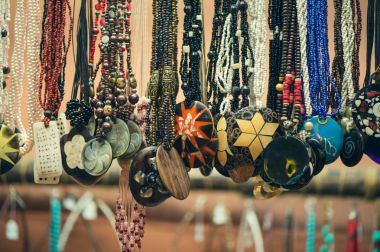 Hediyelik eşya dükkanındaki Arapça boncuk closeup.