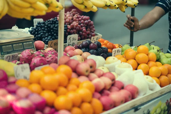 Homme Vendant Des Fruits Exotiques Dans Chariot Sur Rue Kuala — Photo