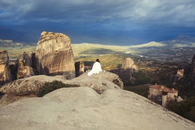 Yalnız kadın, kap beyaz ekose kenarındaki kaya Meteora manastırları bak. Kadın rock ve Yunanistan Thessaly'deki/daki oteller Meteora manastırları, sabah erken