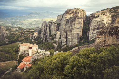 Yunanistan Meteora manastırları manzara. Roussanou Manastırı ve Aziz Nikolaos Anapafsas Manastırı Tırhala bölgesi