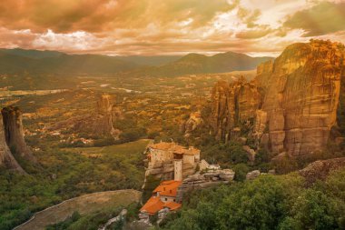 Yunanistan Meteora manastırları manzara. Roussanou Manastırı ve Aziz Nikolaos Anapafsas Manastırı Tırhala bölgesi