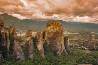 Thessaly'deki/daki oteller Yunanistan Meteora manastırları sabah erken, manzara. Cliffs Meteora bir sabah bulutlu gökyüzü arka plan karşısında