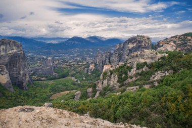 Yunanistan Meteora manastırları manzara. Roussanou Manastırı ve Aziz Nikolaos Anapafsas Manastırı Tırhala bölgesi