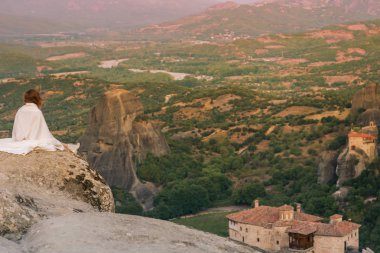 Yalnız erkek beyaz ekose kenarındaki kaya Meteora manastırları bak. Kadın rock ve Yunanistan Thessaly'deki/daki oteller Meteora manastırları, sabah erken