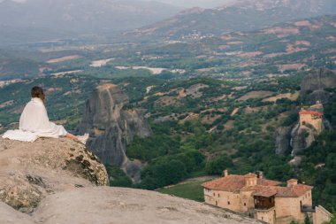 Yalnız erkek beyaz ekose kenarındaki kaya Meteora manastırları bak. Kadın rock ve Yunanistan Thessaly'deki/daki oteller Meteora manastırları, sabah erken