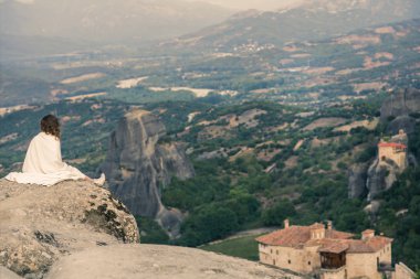 Yalnız erkek beyaz ekose kenarındaki kaya Meteora manastırları bak. Kadın rock ve Yunanistan Thessaly'deki/daki oteller Meteora manastırları, sabah erken