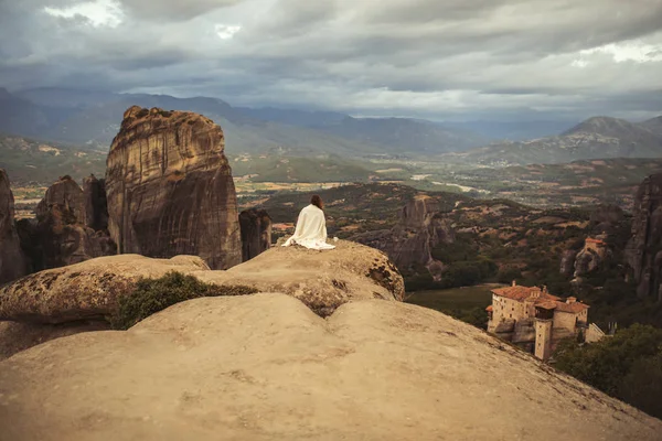 Kobieta Sama Wpr Biały Pled Skraju Skały Wyglądają Klasztorów Meteora — Zdjęcie stockowe