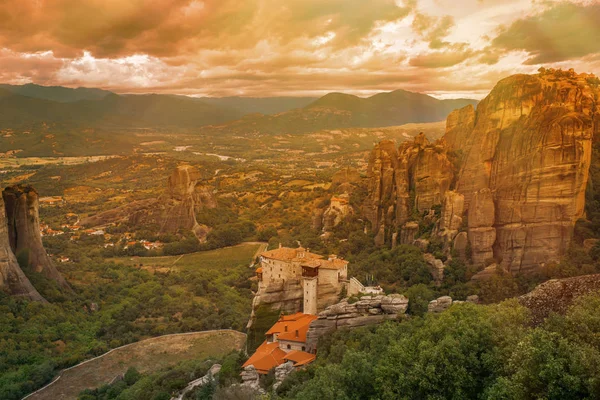 Yunanistan Meteora manastırları manzara. Roussanou Manastırı ve Aziz Nikolaos Anapafsas Manastırı Tırhala bölgesi