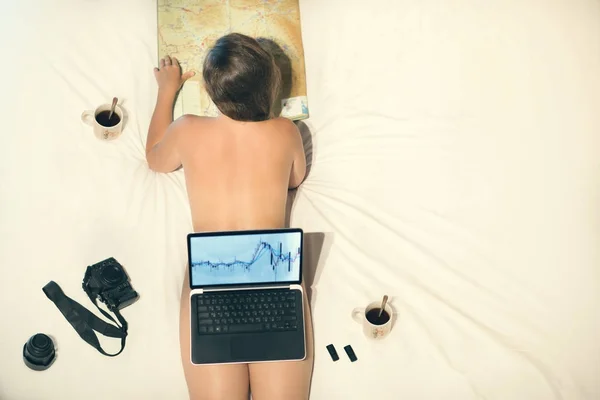 침대에 여성은 지리적지도에 보인다 여성의 노트북 남자와 사이의 관계의 개념적 — 스톡 사진