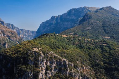  Yunanistan 'da Vikos Boğazı. Vikolar Zagoria bölgesinde tıka basa yiyorlar. Pindus Dağı Ulusal Parkı. Yunanistan. Epirus.