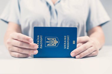 Havaalanında göçmenlik ve pasaport kontrolü. Ukrayna pasaportlu kadın sınır kontrol memuru. Kavram