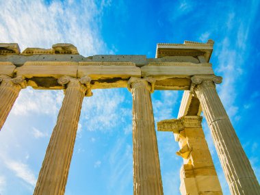Partenon tapınağının sütunları aydınlık bir günde. Atina, Yunanistan 'da Akropol, aydınlık bir günde