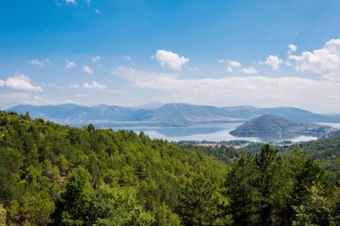 Kastoria kasabası ve Orestias Gölü civarındaki dağdan panoramik manzara. Yunanistan