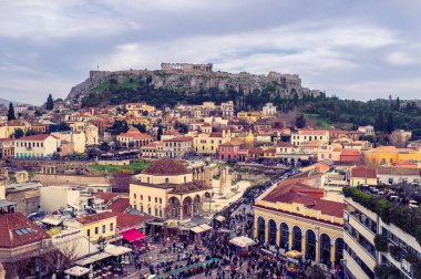 Atina, Yunanistan, 03.03.2018: Arka planda Lycabettus tepesi olan Atina kentinin aydınlanması. Plaka Mahallesi. 