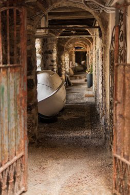 Eski kasabada terk edilmiş bir restoran.