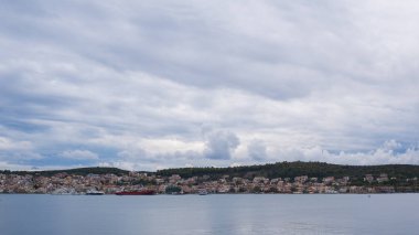 Şehrin gündüz deniz kıyısındaki hava manzarası, seyahat kavramı. 
