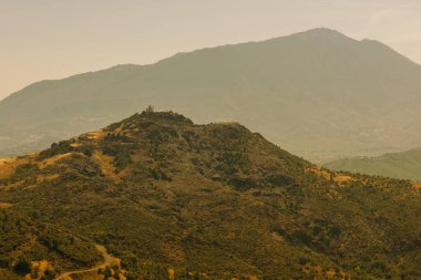 Yunanistan 'ın Zagoria bölgesindeki bir dağın tepesinde küçük bir kilise. Pindus Dağı Ulusal Parkı