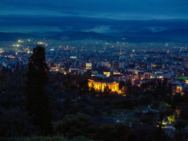  Arka planda Lycabettus tepesi olan Atina 'nın aydınlanma manzarası. Plaka mahallesinde. Gece sahnesi